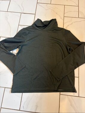 Under Armour Women's Coldgear Funnel Neck Top in Camo - NWT size L